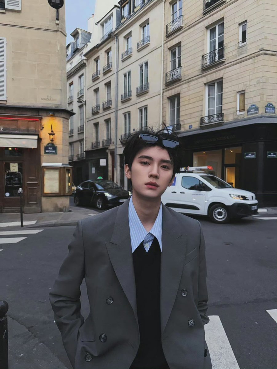 miaoyirann's tweet image. #zhouyiran ig update ! 

man he’s really giving us so much bf pics 🥹 luvyew ranran