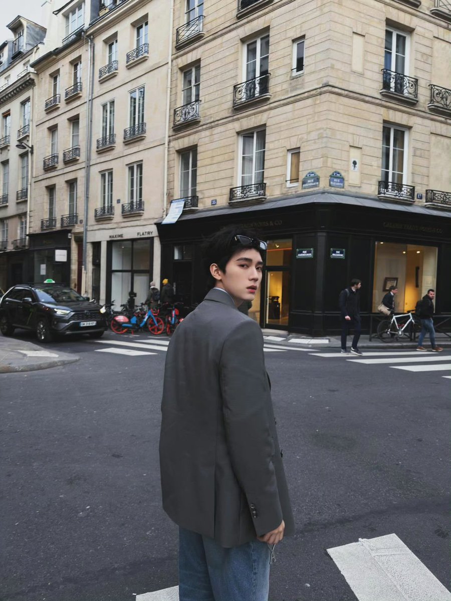 miaoyirann's tweet image. #zhouyiran ig update ! 

man he’s really giving us so much bf pics 🥹 luvyew ranran