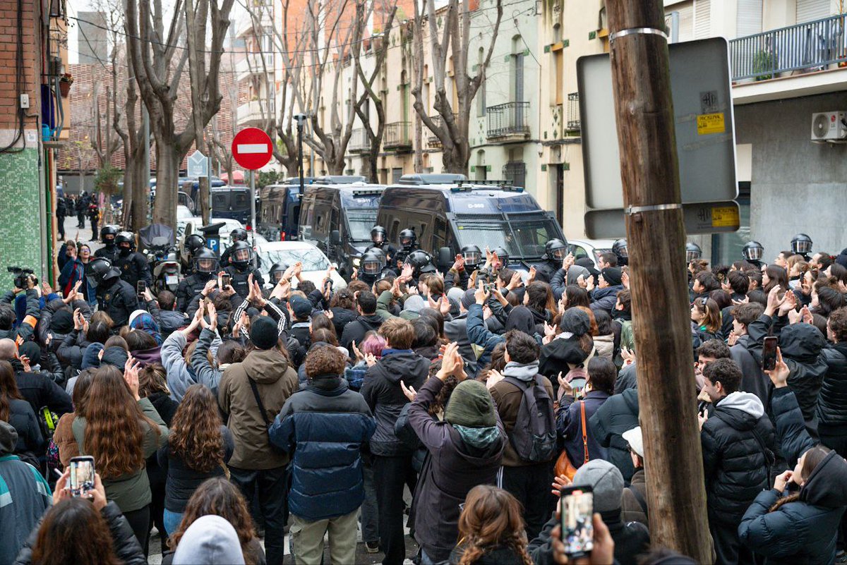 La_Directa's tweet image. L'Analògica, un espai okupat al Guinardó, ha estat desallotjat per Mossos. L'operatiu ha començat a la matinada i ha acabat al migdia. S'ha convocat una manifestació a les set de la tarda a Metro Maragall per denunciar-ho. directa.cat/lespai-alliber… Per @annavinigo 📸 @Chichiflesky