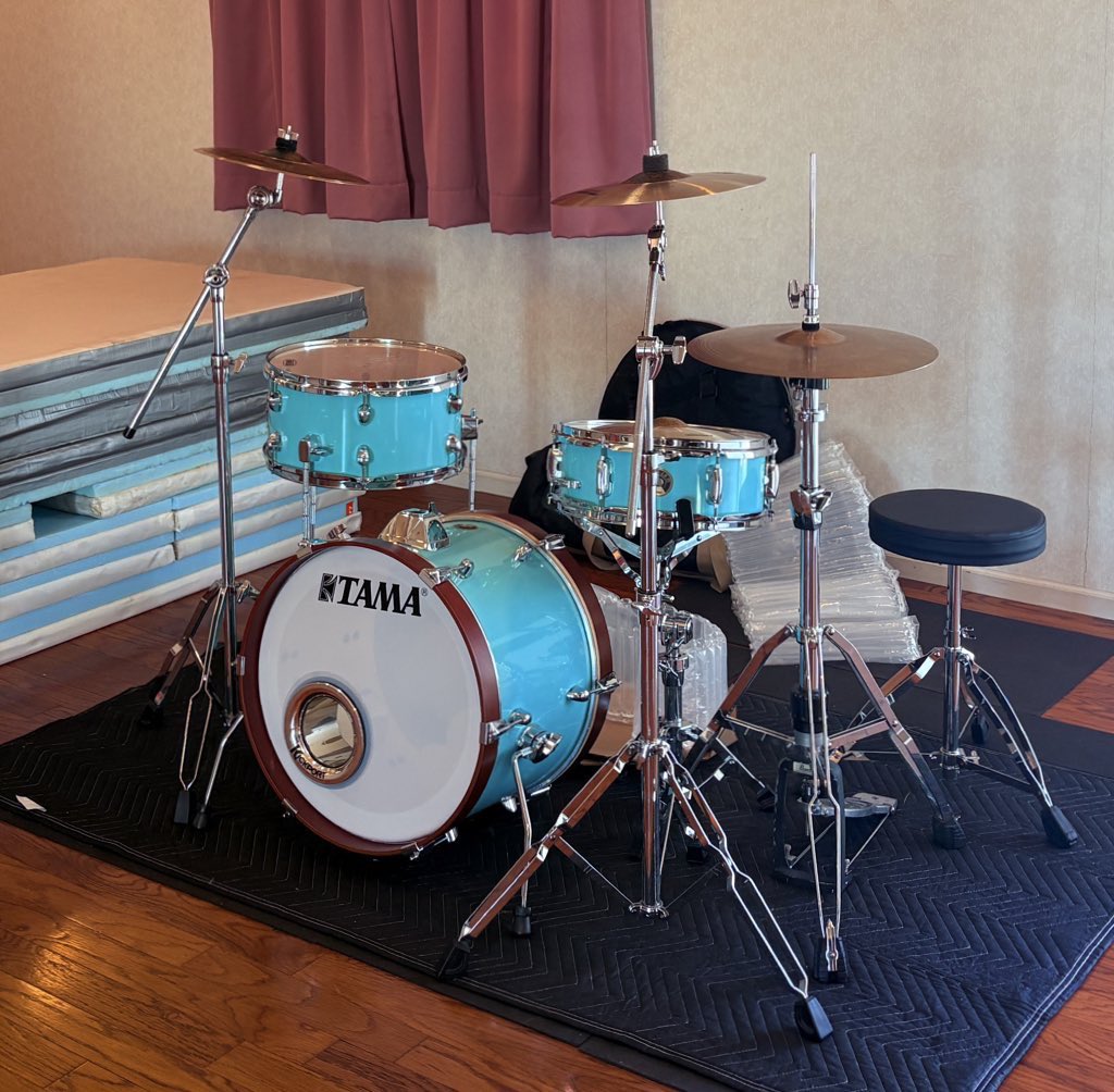 「ドラム歴20年で1番いい音が出せました！」

くにたち泉スタジオで初レッスンでした(^_^)

究極に脱力した状態でスネアを叩く事が出来る様にったプロドラマーさん。

「軽い力なのに、、」と、その大音量とキレイな音色に目を輝かせてました(^_^)

#池脇ドラム
#ドラムレッスン
#国立　#府中　#日野