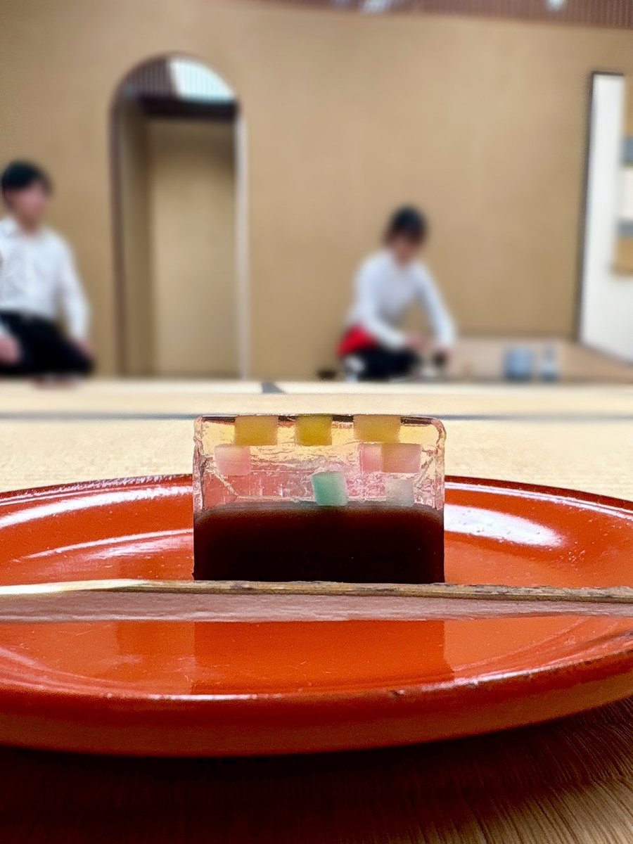 tyojaku's tweet photo. 新年のご挨拶が遅くなりましたが、明けましておめでとうございます。

先日、初釜を行いました。
今年は大きな行事もありますが、部員一同頑張りますので、どうぞよろしくお願いします。

主菓子は七條甘春堂製の「宵の明」
干菓子は同じく七條甘春堂の「えがお」と末富製の「京ふうせん」です。 https://t.co/eDmwtM7PYD
