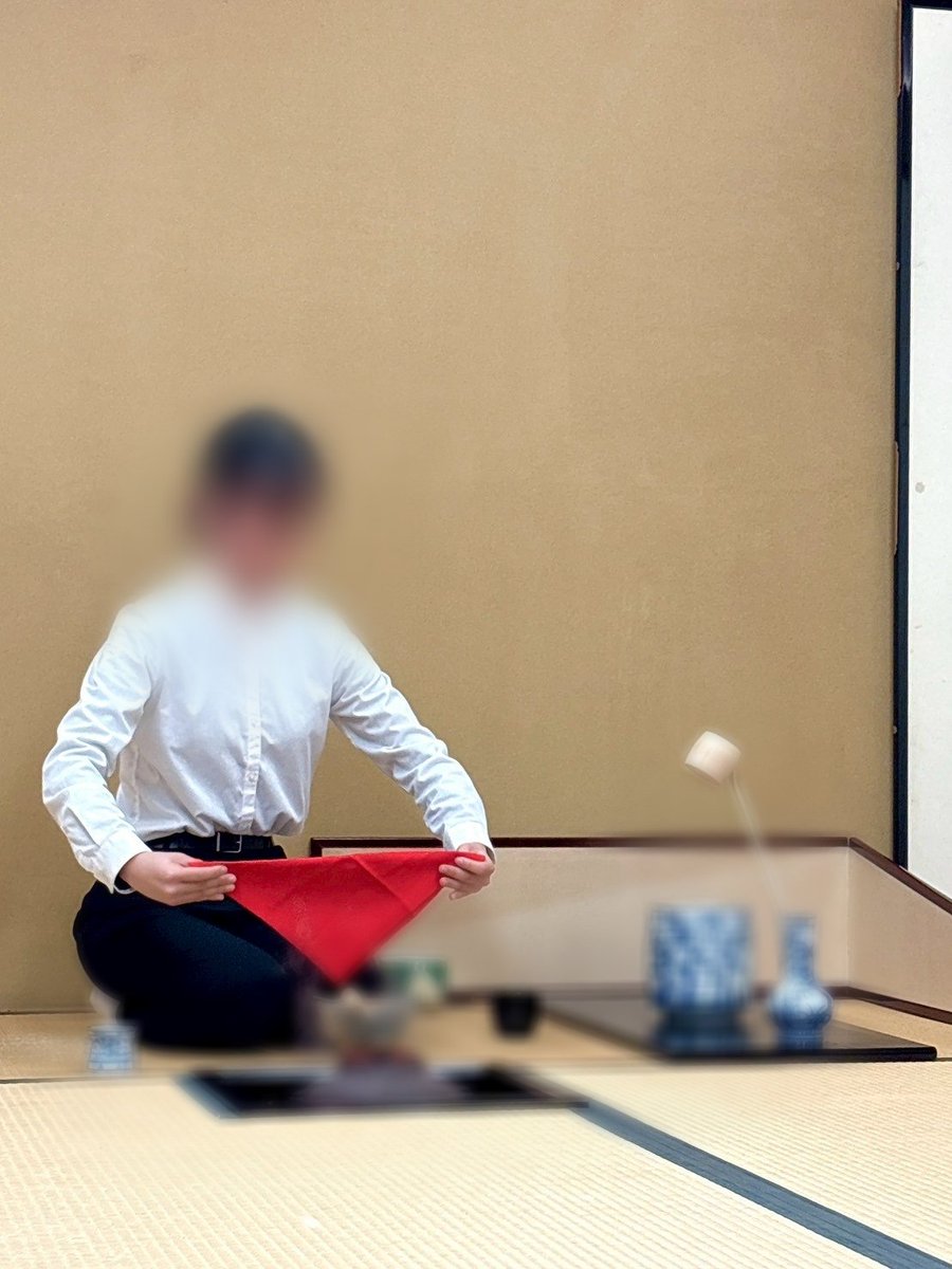 tyojaku's tweet photo. 新年のご挨拶が遅くなりましたが、明けましておめでとうございます。

先日、初釜を行いました。
今年は大きな行事もありますが、部員一同頑張りますので、どうぞよろしくお願いします。

主菓子は七條甘春堂製の「宵の明」
干菓子は同じく七條甘春堂の「えがお」と末富製の「京ふうせん」です。 https://t.co/eDmwtM7PYD
