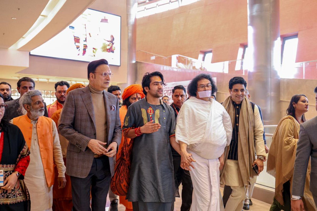 bageshwardham's tweet photo. नई दिल्ली में पूज्य मुरारी बापू जी की श्रीराम कथा में पूज्य सरकार विशेष रूप से शामिल हुए। रामभक्ति के पावन मंच से पूज्य सरकार ने सनातन परंपरा के अनुरूप होने वाले सामूहिक कन्या विवाह महोत्सव का श्रद्धापूर्वक निमंत्रण दिया। उनके ओजस्वी विचारों से पूरा वातावरण भक्तिमय हो गया। https://t.co/FDK8TO64En