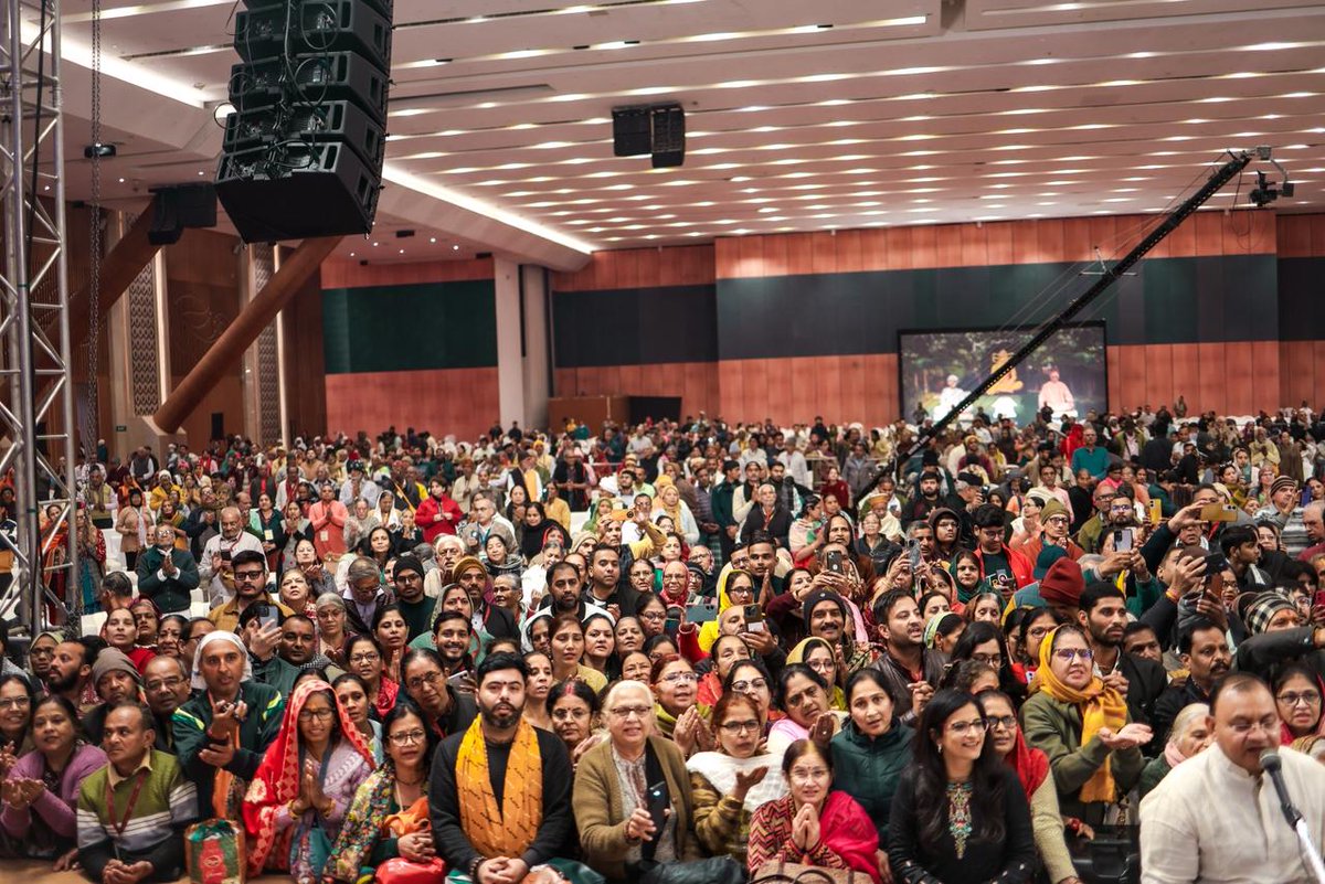 bageshwardham's tweet photo. नई दिल्ली में पूज्य मुरारी बापू जी की श्रीराम कथा में पूज्य सरकार विशेष रूप से शामिल हुए। रामभक्ति के पावन मंच से पूज्य सरकार ने सनातन परंपरा के अनुरूप होने वाले सामूहिक कन्या विवाह महोत्सव का श्रद्धापूर्वक निमंत्रण दिया। उनके ओजस्वी विचारों से पूरा वातावरण भक्तिमय हो गया। https://t.co/FDK8TO64En