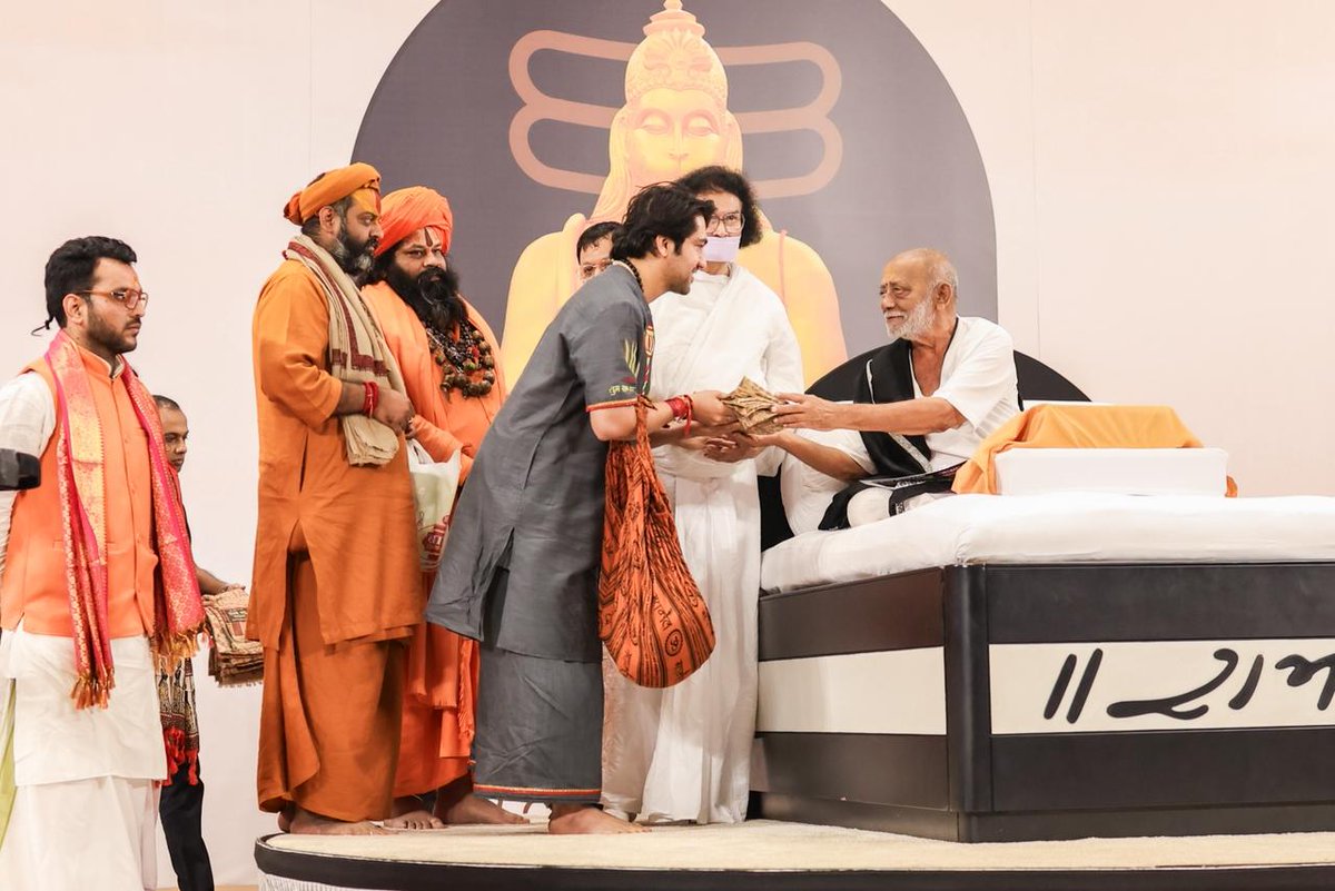 bageshwardham's tweet photo. नई दिल्ली में पूज्य मुरारी बापू जी की श्रीराम कथा में पूज्य सरकार विशेष रूप से शामिल हुए। रामभक्ति के पावन मंच से पूज्य सरकार ने सनातन परंपरा के अनुरूप होने वाले सामूहिक कन्या विवाह महोत्सव का श्रद्धापूर्वक निमंत्रण दिया। उनके ओजस्वी विचारों से पूरा वातावरण भक्तिमय हो गया। https://t.co/FDK8TO64En
