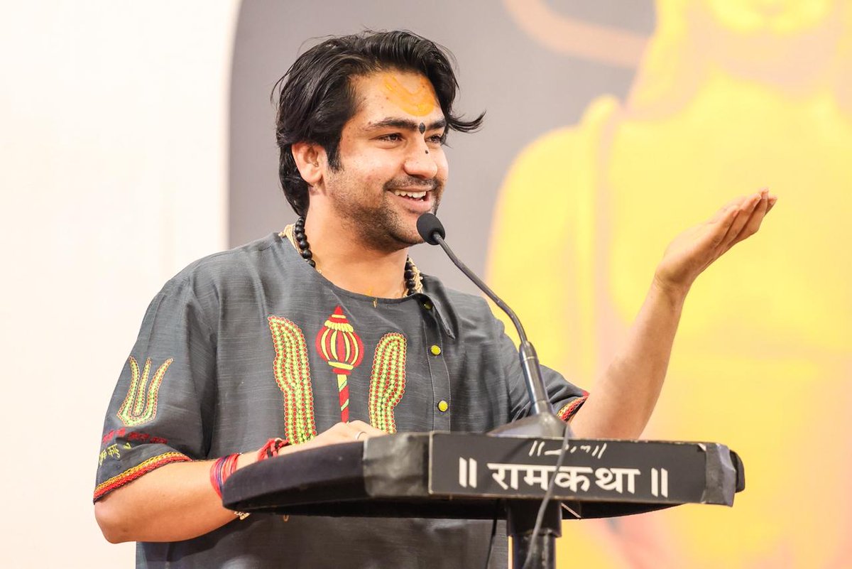 bageshwardham's tweet photo. नई दिल्ली में पूज्य मुरारी बापू जी की श्रीराम कथा में पूज्य सरकार विशेष रूप से शामिल हुए। रामभक्ति के पावन मंच से पूज्य सरकार ने सनातन परंपरा के अनुरूप होने वाले सामूहिक कन्या विवाह महोत्सव का श्रद्धापूर्वक निमंत्रण दिया। उनके ओजस्वी विचारों से पूरा वातावरण भक्तिमय हो गया। https://t.co/FDK8TO64En
