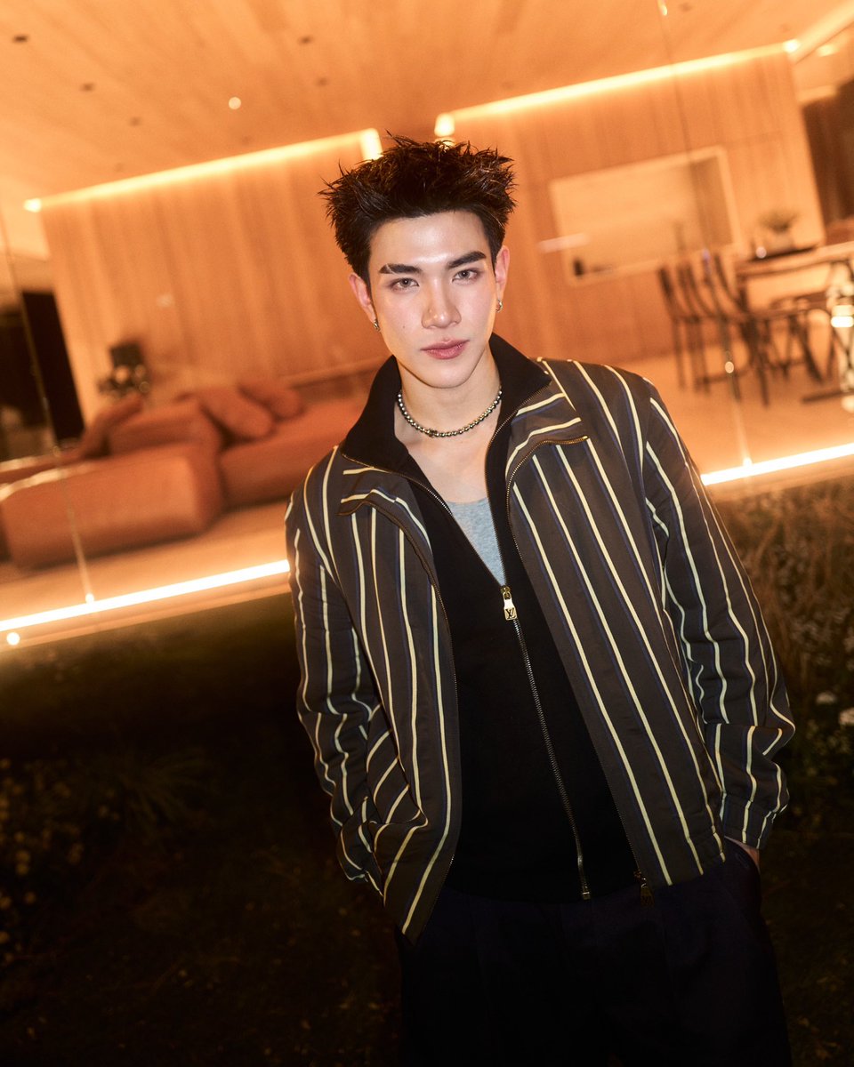 GMMTV's tweet image. ภาพ “โฟร์ท ณัฐวรรธน์” เข้าร่วมชมโชว์ Louis Vuitton Men’s Fall/Winter 2026 ณ กรุงปารีส ประเทศฝรั่งเศส เมื่อคืนที่ผ่านมา 

#LouisVuitton @LouisVuitton 
#LVMenFW26
#FourthNattawat @tawattannn 
#GMMTV