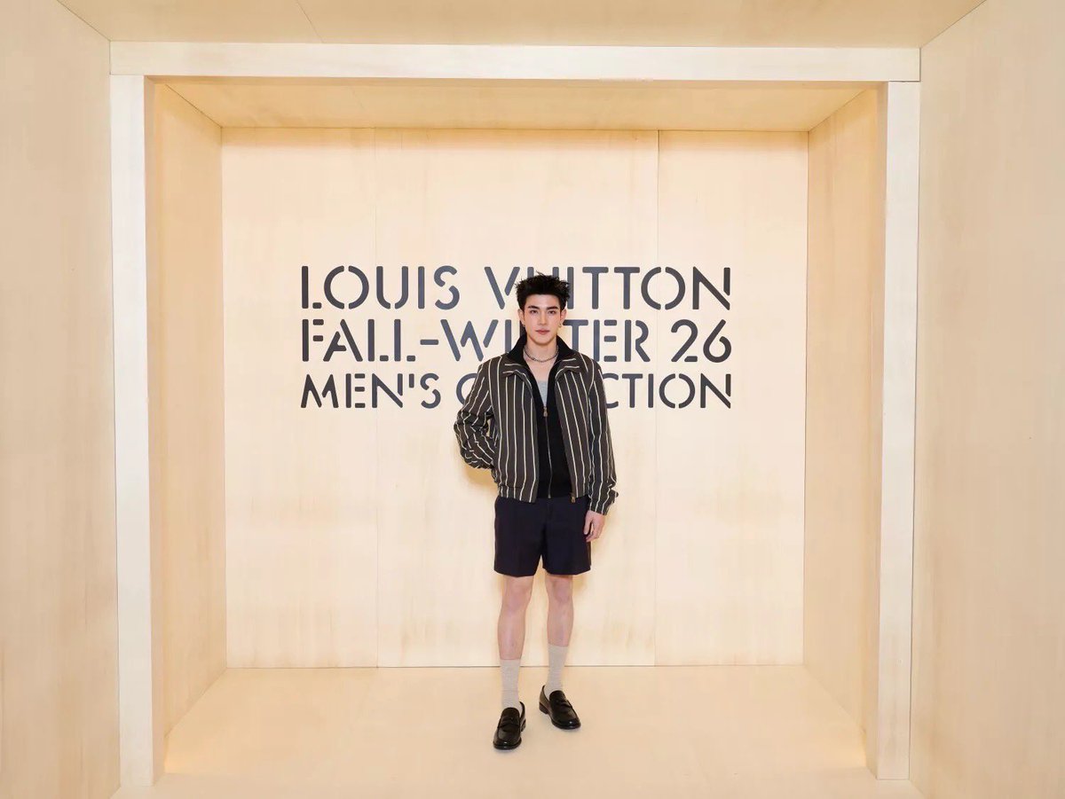GMMTV's tweet image. ภาพ “โฟร์ท ณัฐวรรธน์” เข้าร่วมชมโชว์ Louis Vuitton Men’s Fall/Winter 2026 ณ กรุงปารีส ประเทศฝรั่งเศส เมื่อคืนที่ผ่านมา 

#LouisVuitton @LouisVuitton 
#LVMenFW26
#FourthNattawat @tawattannn 
#GMMTV