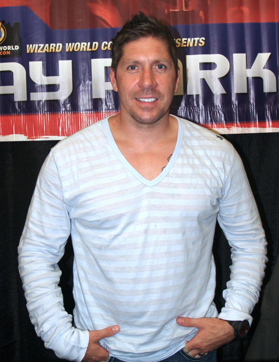Ray Park, l’acteur qui incarnait Dark Maul dans LA MENACE FANTÔME et SOLO, continue depuis près de cinq ans à harceler et menacer sa femme sur les réseaux sociaux tout en étant toujours invité en conventions.

Sur son compte IG, il publie régulièrement des informations