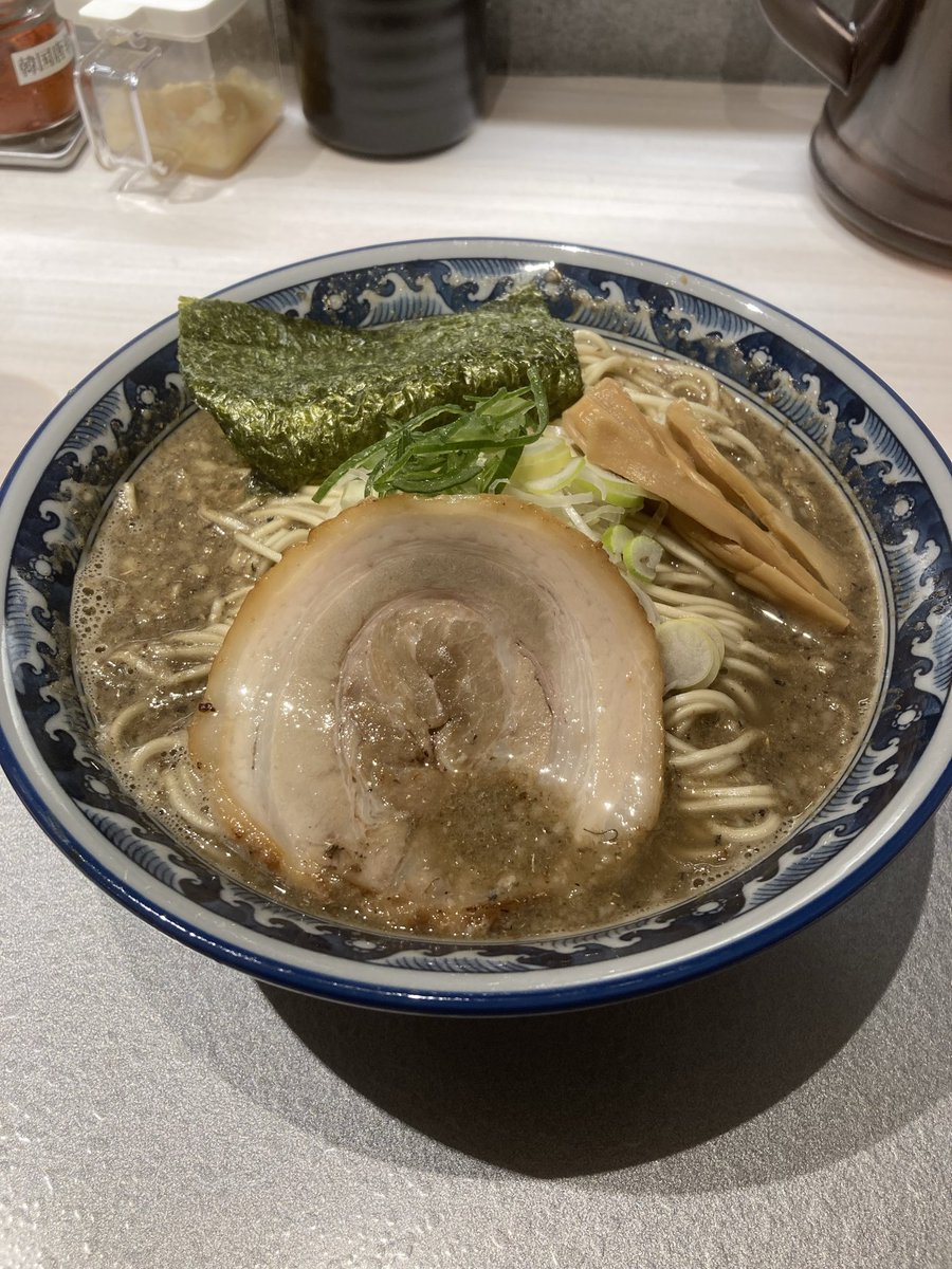 REBOOT72318730's tweet photo. 麺屋音　蕨店🍜

純煮干し中華そば
➕大盛➕白飯小

もりすけさんで飲んだ後
締めの🍜を2回目の麺屋音さんで🤤

🍜一杯1.000円時代に
🍜大盛にライスもつけて990円は😆

苦味＆エグみもない
あっさりめのスープに
パツパツ細麺は👍
ライスドボンで締め🤭
飲んだ後にはちょうどいい🍜
ご馳走様でした😋 https://t.co/79UcO558bo