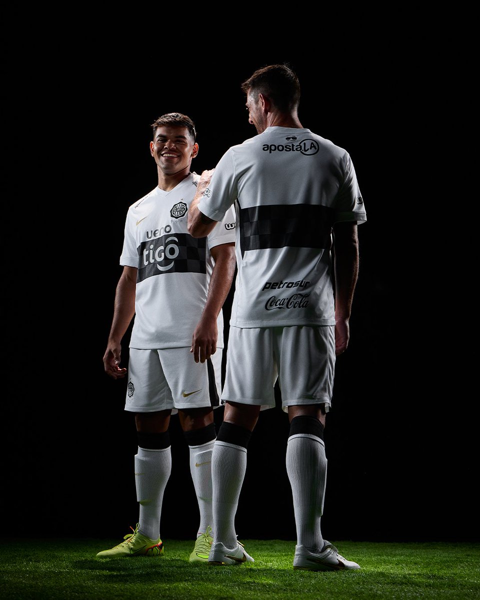 𝐇𝐞𝐫𝐞𝐝𝐚𝐦𝐨𝐬 𝐆𝐥𝐨𝐫𝐢𝐚.

El nuevo Nike Home Kit 2026 del Club Olimpia rescata trazos y detalles inspirados en bocetos originales de nuestro expresidente, ODD.

Una obra que celebra su legado eterno en nuestro presente.​

Tributo a la visión y al coraje de quien nos