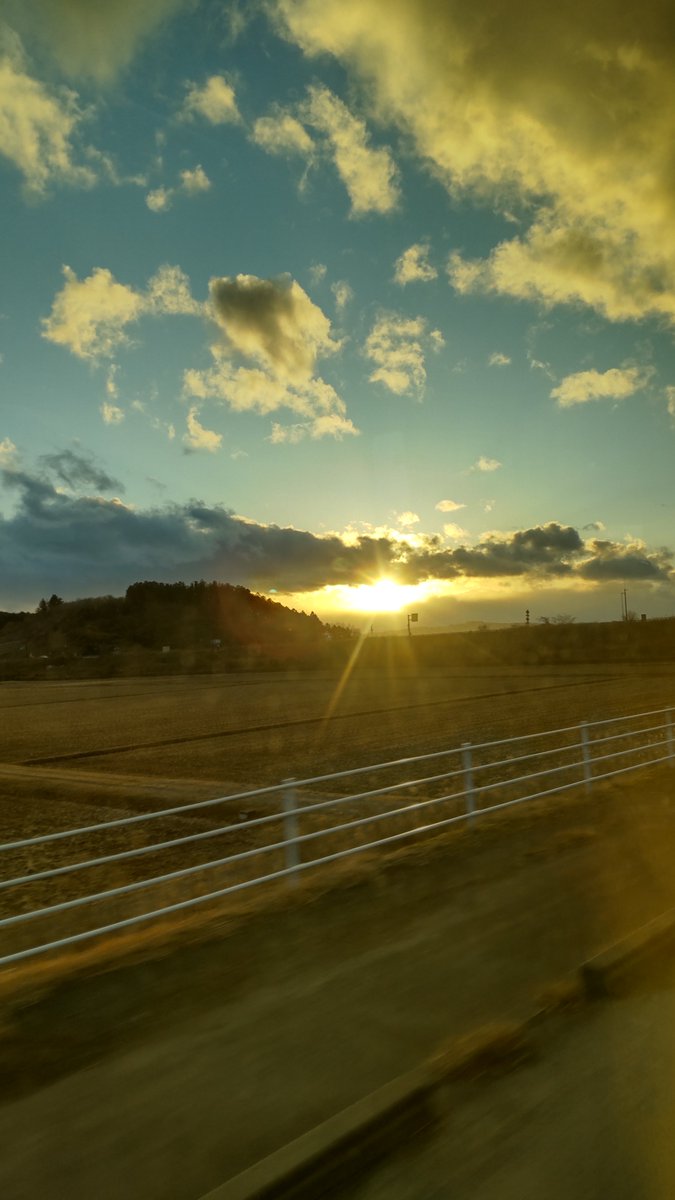 ExitSendai's tweet image. さて…
明日もお仕事で気持ちが重くなってきたので休みますが、そのドサクサに紛れてあいまい告知します。
来月仙台のギャラリーで開催される美術展に私の写真を出展します。撮ったのはスマホでも『観てもらうこと』を意識して手を加えた『作品』です。
では、今宵はここまでに致しとうござりまする…