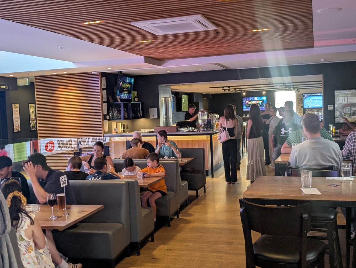 A quick bite with some of the staff , always a good night of fun and mayhem #dinnertime #mordialloc