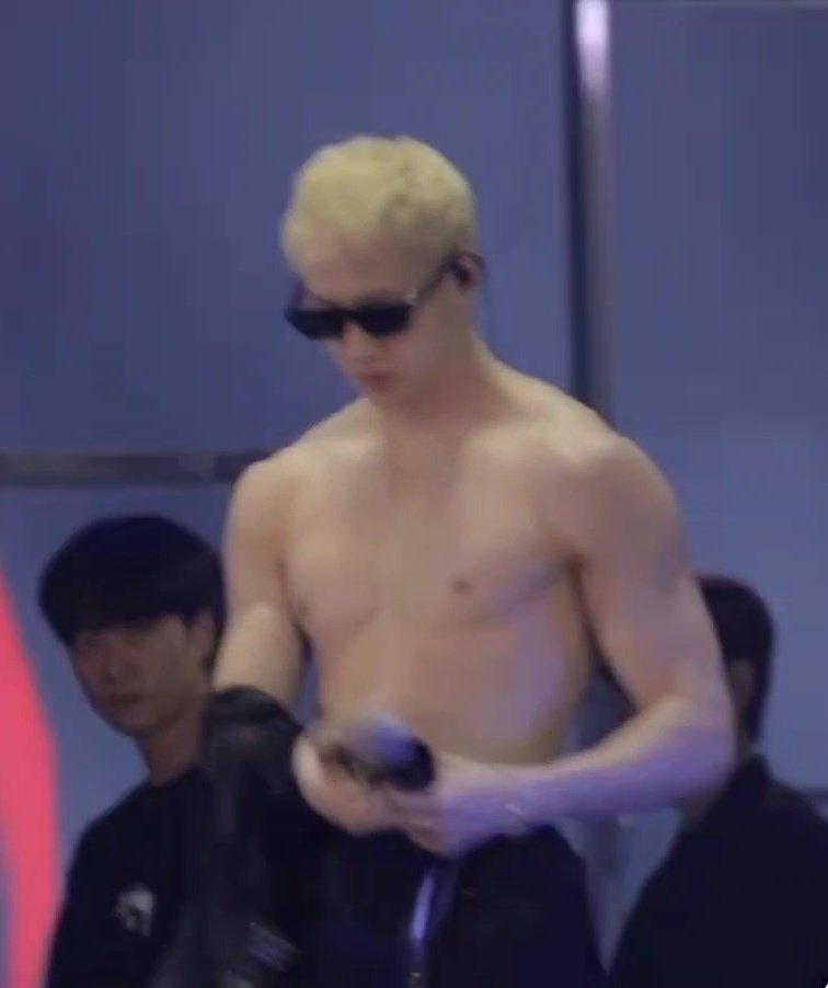 namchanhyung's tweet image. wth this is not okay not at all this is worse than the official perf i can't do this how is he fcking real bro wtf