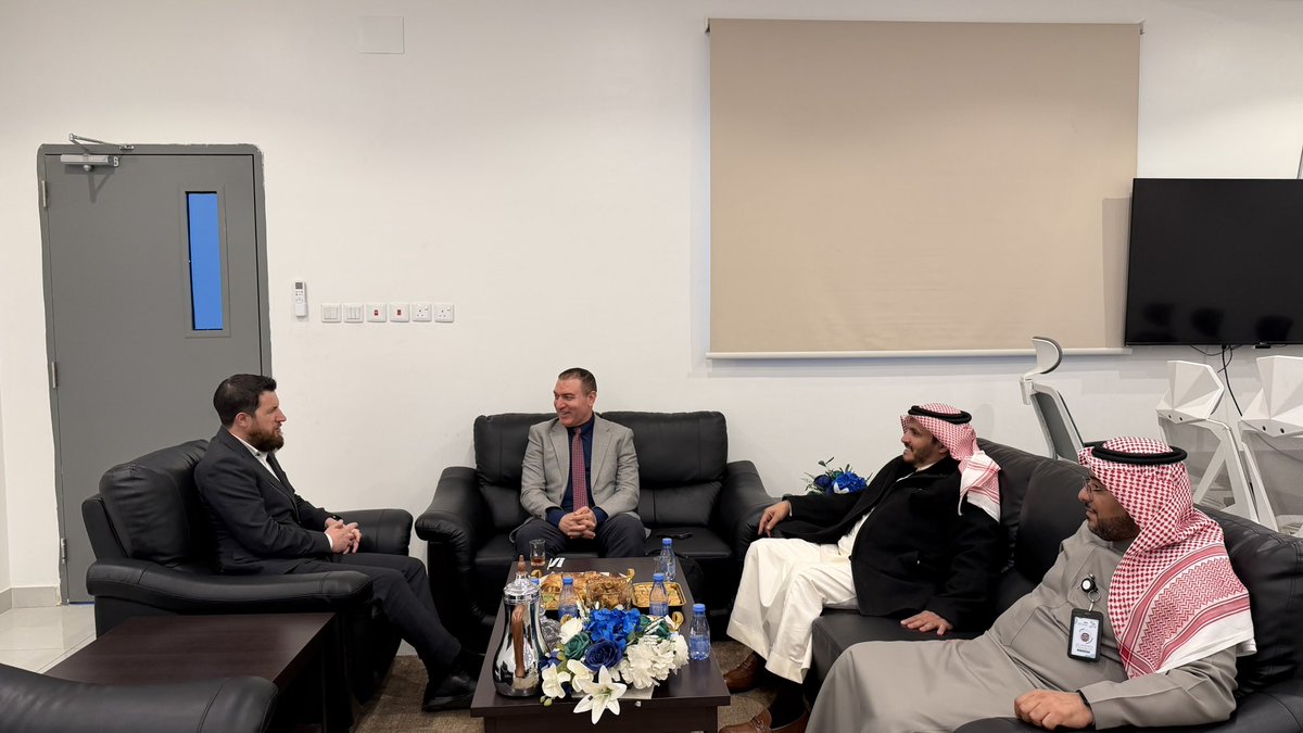 سعادة الرئيس التنفيذي 
عبدالله بن أحمد الشهري 

يستقبل فريق شركة كامبريدج 
بحضور سعادة مدير الخليج العربي  
الدكتور / زيد بن حامد  .
<a href="/CambridgeEng/">Teaching English with Cambridge</a> 

#تعليم_عسير | #مدارس_رواد_الوطن