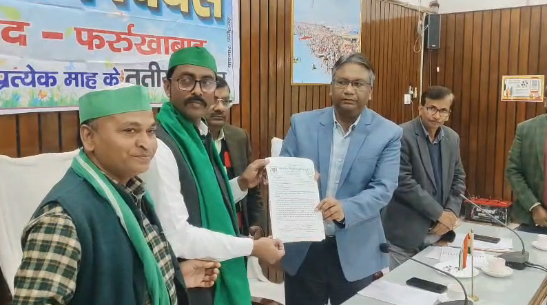 bstvlive's tweet photo. फर्रुखाबाद: किसान यूनियन पदाधिकारियों का आरोप

➡मेला रामनगरिया में अवैध वसूली
➡किसान दिवस पर अवैध वसूली का आरोप
➡फर्रुखाबाद पंचाल घाट माघ मेला का मामला

#FarrukhabadMela #IllegalCollection @DMFarrukhabadUP https://t.co/viMzjxDNTQ