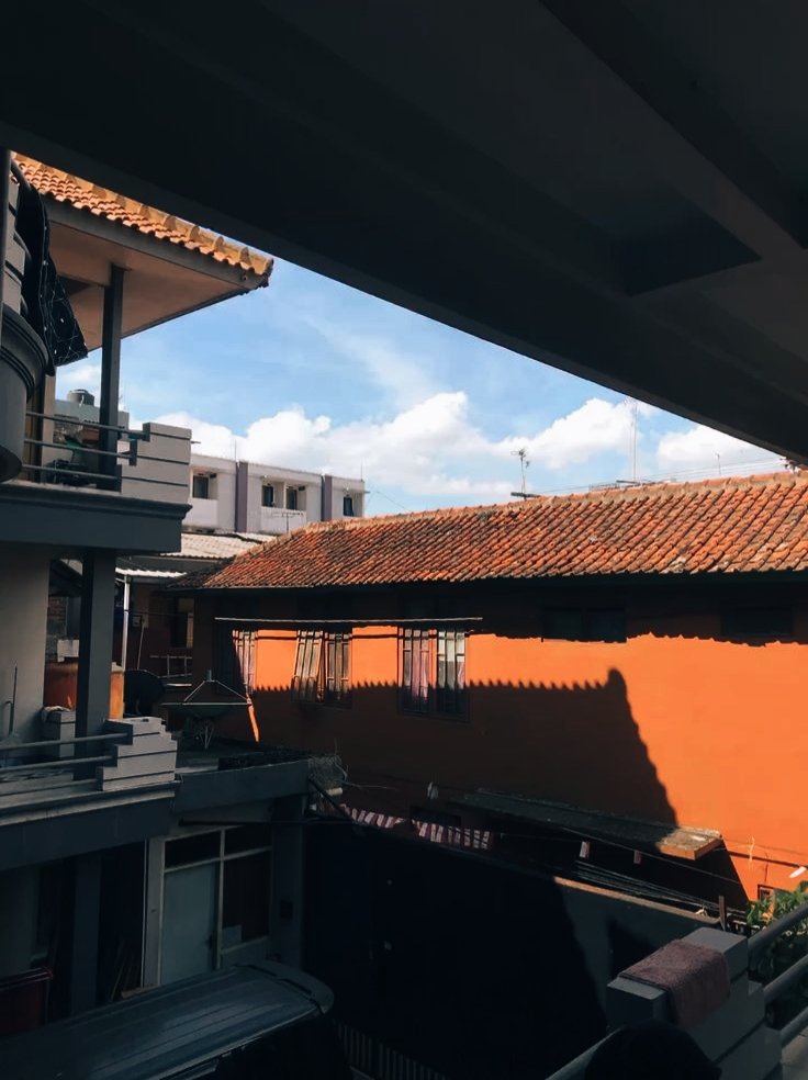 larcura's tweet photo. ⚡ KOS-KOSAN GUNTUR ⚡
An #MCU #Thunderbolts AU
Sinopsis:
Abah Alex punya kos-kosan. Yelena si bungsu yang lagi kuliah tinggal di sana. Suatu hari, ada penghuni baru yang rupanya udah lama kenal sama dia.
#boblena #winterghost https://t.co/VXanD6Ezma