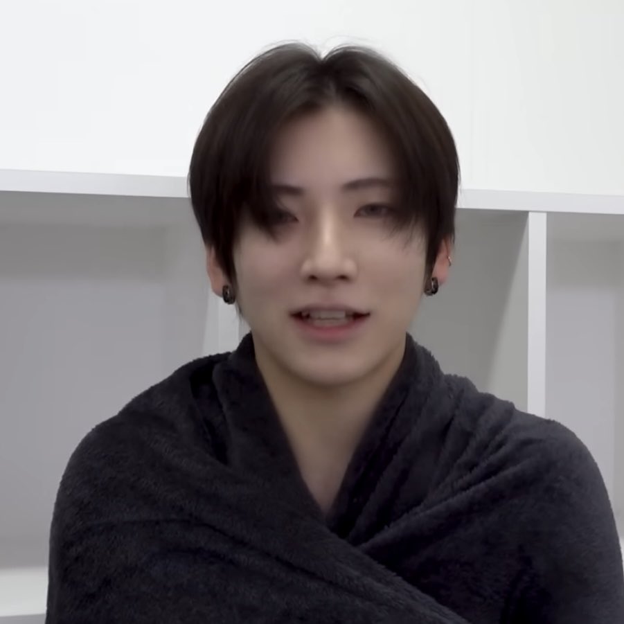 yumayowo's tweet image. yumnyangi is wrapped in a blanket