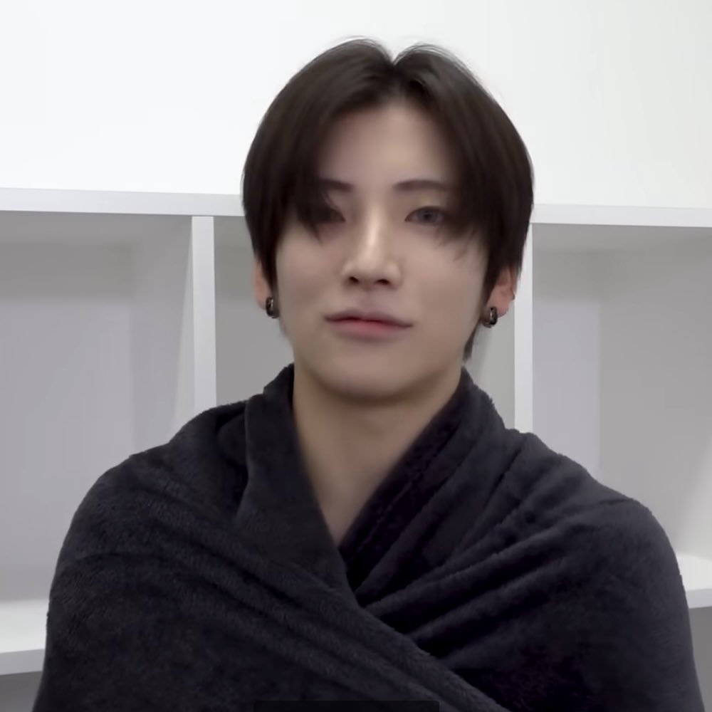 yumayowo's tweet image. yumnyangi is wrapped in a blanket