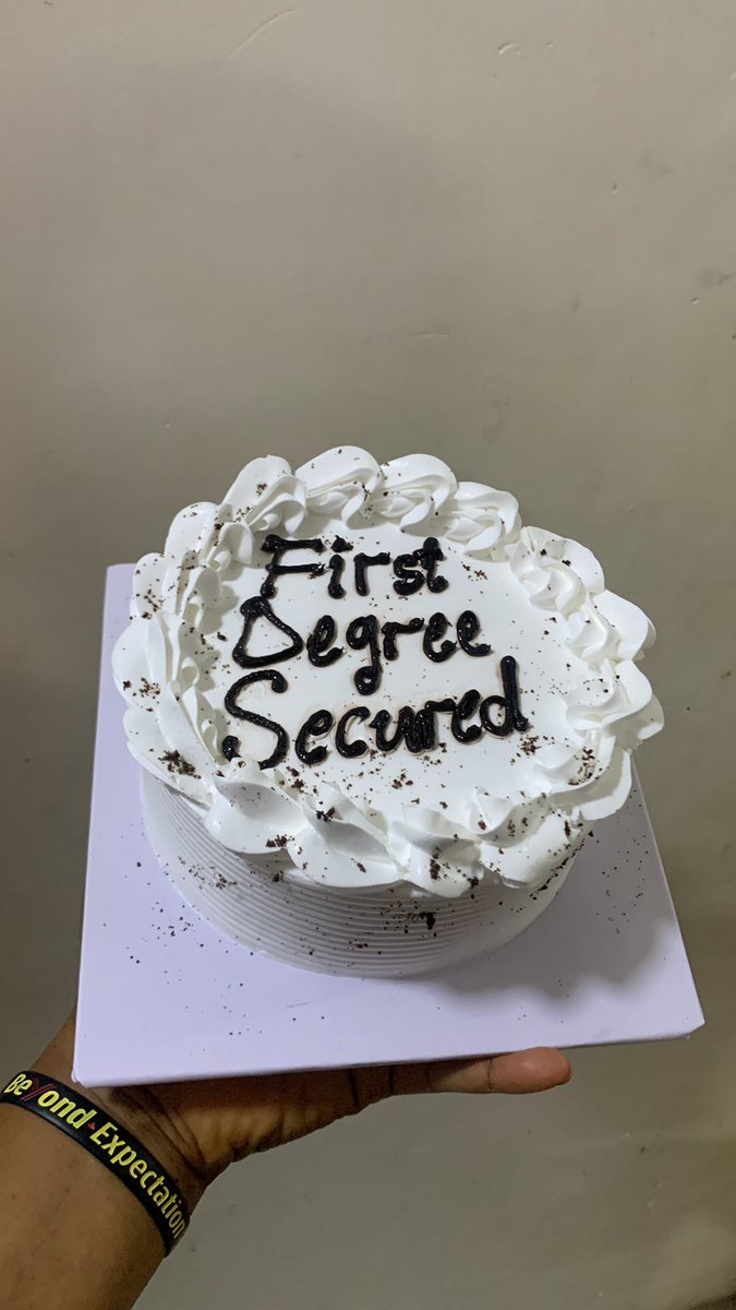creamixbakeshop's tweet image. This weeeek it’s raining Celebration for the graduands of Unilag.
Trust us to deliver our polling unit .

These are  “6” by size.
Price - 15k.