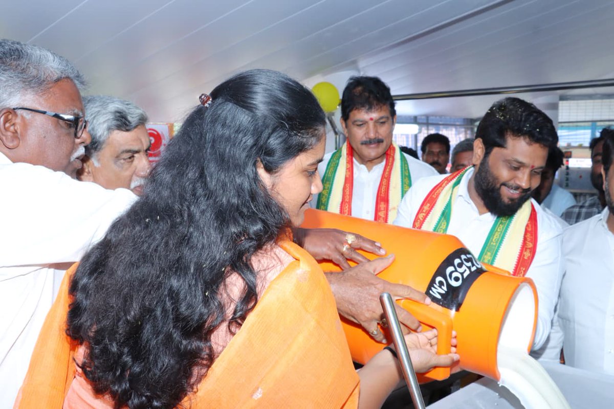 rajumaddipati's tweet image. ఈ కేంద్రం ద్వారా స్థానిక పాడి రైతులకు పాల నిల్వలో సౌకర్యం, నాణ్యత పరిరక్షణతో పాటు మెరుగైన ఆదాయం లభించనుంది. ఈ కార్యక్రమంలో సంగం డైరీ ప్రతినిధులు, స్థానిక ప్రజాప్రతినిధులు, పాడి రైతులు, అధికారులు పాల్గొన్నారు.

#MaddipatiVenkataRaju
#GopalapuramMLA
#SangamDairy
#DhulipallaNarendra