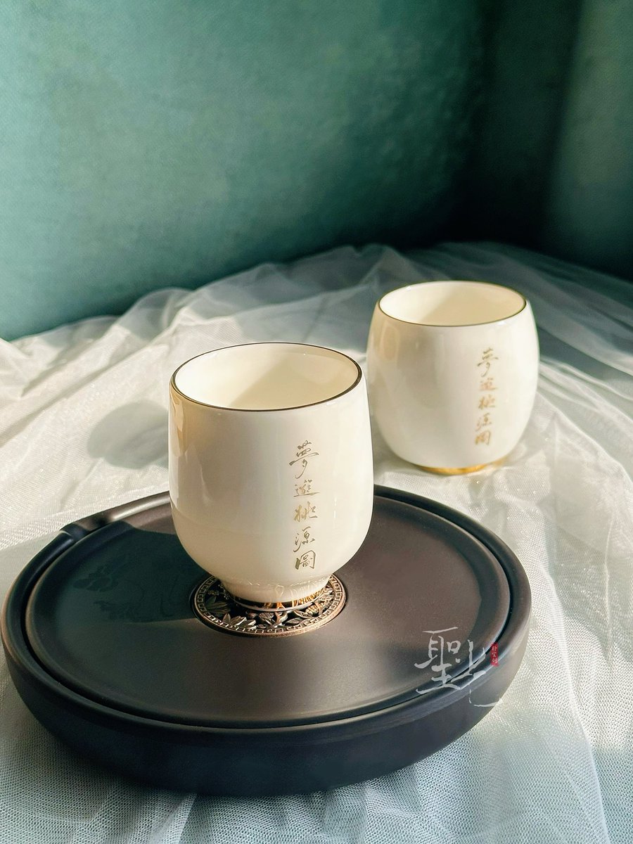 HolyLight0616's tweet image. “Thanks to my friends, I shine under holy lights.”
“感谢我的朋友们，我在圣光下闪耀。”

🖼️《梦游桃源图》
定制描金羊脂玉瓷杯🍵@BOGUMMY 

#박보검 #朴宝剑 #몽유도원도 #梦游桃源图 #宝剑安平