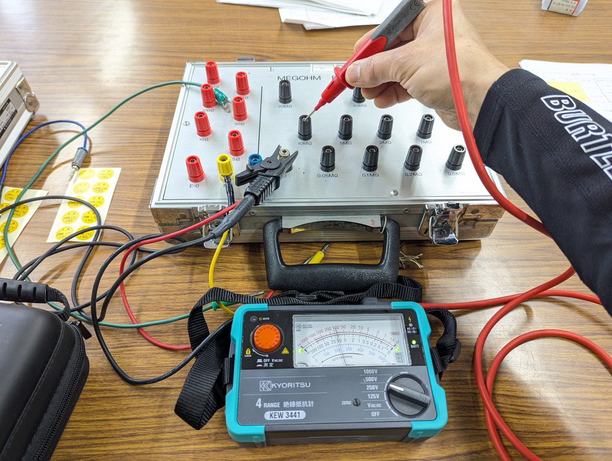 techabe's tweet image. Blog更新「松山電工組 計測機器・トルクドライバー校正試験のお手伝い」→ 電気工事業を営む者にとって必要不可欠なこの3種類の測定器の校正試験を、組合員に対して無料（3点1セットのみ）で行っています。
techabe.blogspot.com/2026/01/blog-p…
　
#計測機器校正試験 #第一種電気工事士 #愛媛県 #松山市