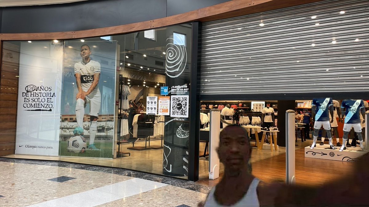 Mi mamá: quién vendió la casa?

Yo en Nike para comprar las dos camisetas de Olimpia