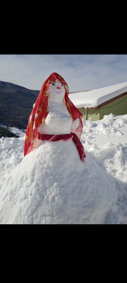 Kar yağar bardan bardan,
Yollar kapandı kardan.
Haber gelmiyor yârdan..