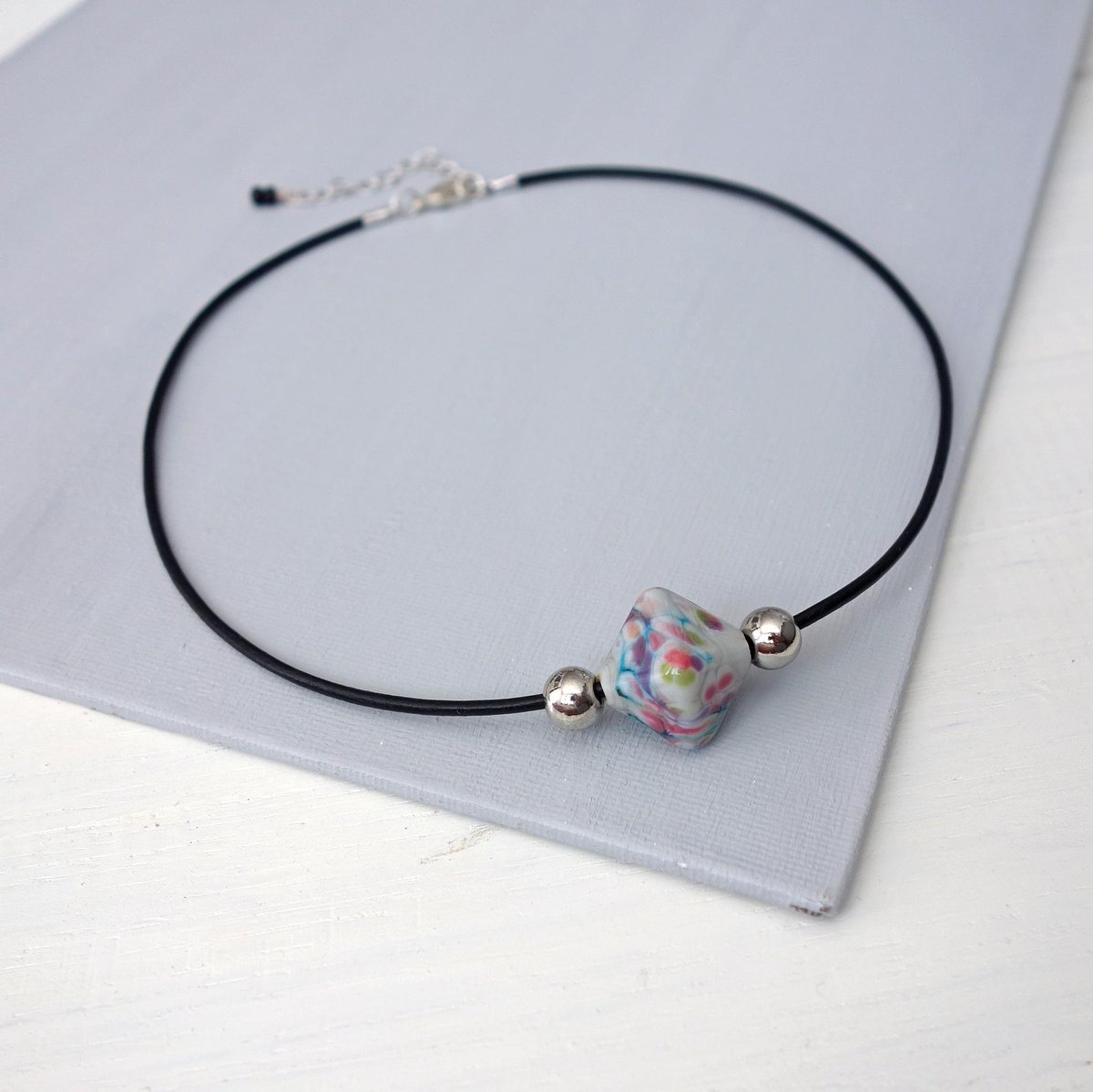 tlineSE's tweet photo. Lampwork Bead Leather Necklace Gray Colorful Large Glass Bead. #coolstyle #jewelry #etsy #giftforher #shopsmall #etsyfavorites https://t.co/lWQl7jxYsl via @Etsy https://t.co/jq8kNencz3