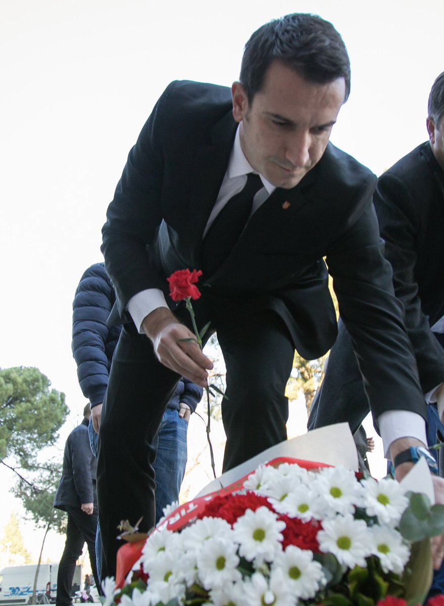 erionveliaj's tweet photo. 21 Janar.

Sot përulem me respekt para kujtimit të 4 qytetarëve që humbën jetën m’u në zemër të Tiranës - 15 vjet më parë - në një nga ditët më të errëta, që përgjaku kryeqytetin tonë, shtëpinë e të gjithë shqiptarëve.

Plaga e dhimbjes së familjeve mbetet ende e hapur. Gjaku i të pafajshmëve thërret më fort se kurrë për drejtësi.

Nuk ju harroj! 🕯️🇦🇱