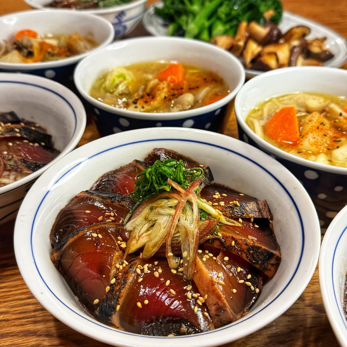 ojisan_ryouri's tweet image. ・鰹漬け丼
・具だくさん豚汁
・椎茸バター醤油焼き
・スティックセニョール