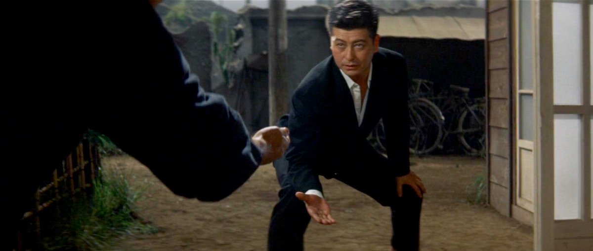 horiokinawa's tweet image. 映画を観て強烈に感じるのは池部良が仁義を切るシーンに象徴される礼儀作法、様式美の素晴らしさ。敗戦でアイデンティティーが揺らいでいた当時の観客に堂々と「日本人で良かった」と思わせてくれる力を持っています。思想の左右を超えて大衆に支持された理由が良く理解できますね。