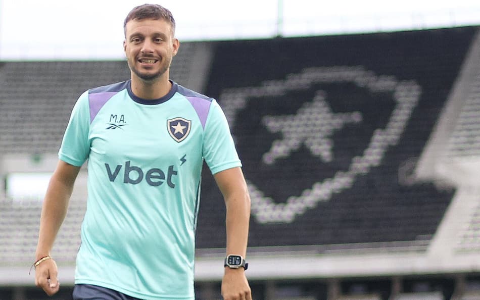 ehasdeser's tweet image. NOVIDADE NO FOGÃO! 🎙️🔥

​Na estreia de Anselmi contra o Volta Redonda, o Botafogo deve vir a campo com uma formação de três zagueiros. O técnico quer testar a nova dinâmica tática já no primeiro desafio oficial da temporada.

​Expectativas para o novo esquema? 👇