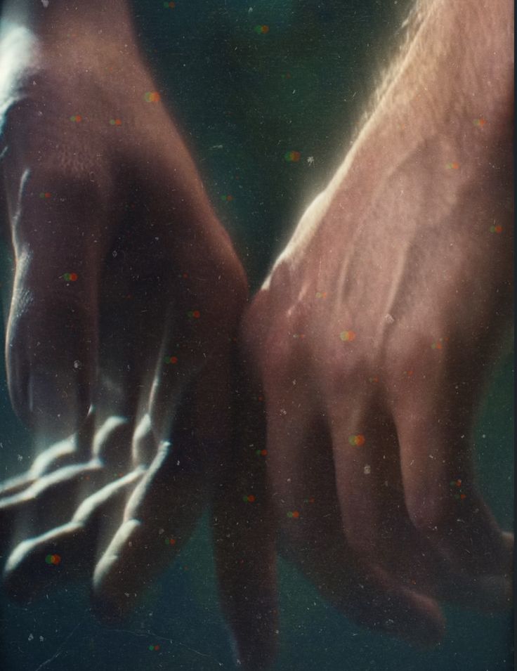 Каждая вторая фотосессия.
Я раньше не замечал.