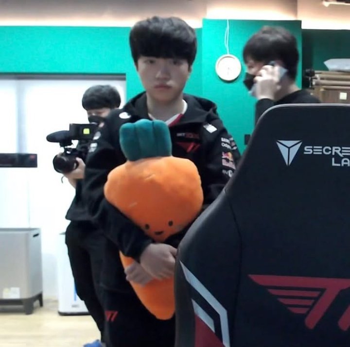 T1keriapics's tweet photo. Bunny Keria and his precious carrot~ 🐰🥕 https://t.co/Om8CWC6s81