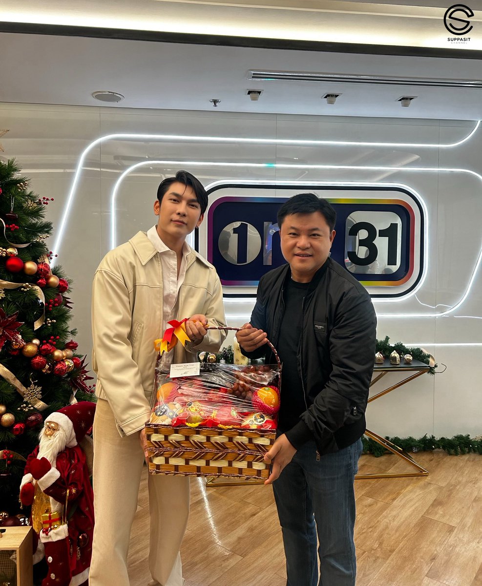 SuppasitChannel's tweet image. มิว ศุภศิษฏ์ มาสวัสดีปีใหม่ พี่บอย ถกลเกียรติ และพี่ป้อน นิพนธ์ ผู้ใหญ่ใจดีของช่อง one ✨

ขอบคุณสำหรับการสนับสนุนเสมอมานะคะ❤️

@MSuppasit
#MewSuppasit #มิวศุภศิษฏ์