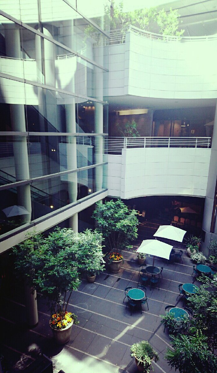 keinakata's tweet image. ふとこの写真を見つけ思い出した記憶…いまは休業中な渋谷の東急Bunkamuraの中庭の吹き抜け。ここはかつて #東京国際映画祭 のメイン会場でもありました。
1993年第6回の映画祭に審査員で哥哥(#レスリー・チャン)が参加。特別招待作品で「さらば、わが愛 覇王別姫」もジャパンプレミア上映されました。…