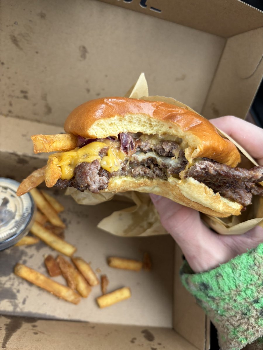 F1LTHYFLEET's tweet image. Rainy days calls for a shopping day &amp;amp; smash burgers in Madrid!! 🇪🇸 #Food #Explore #Traveler #fyp #traveling