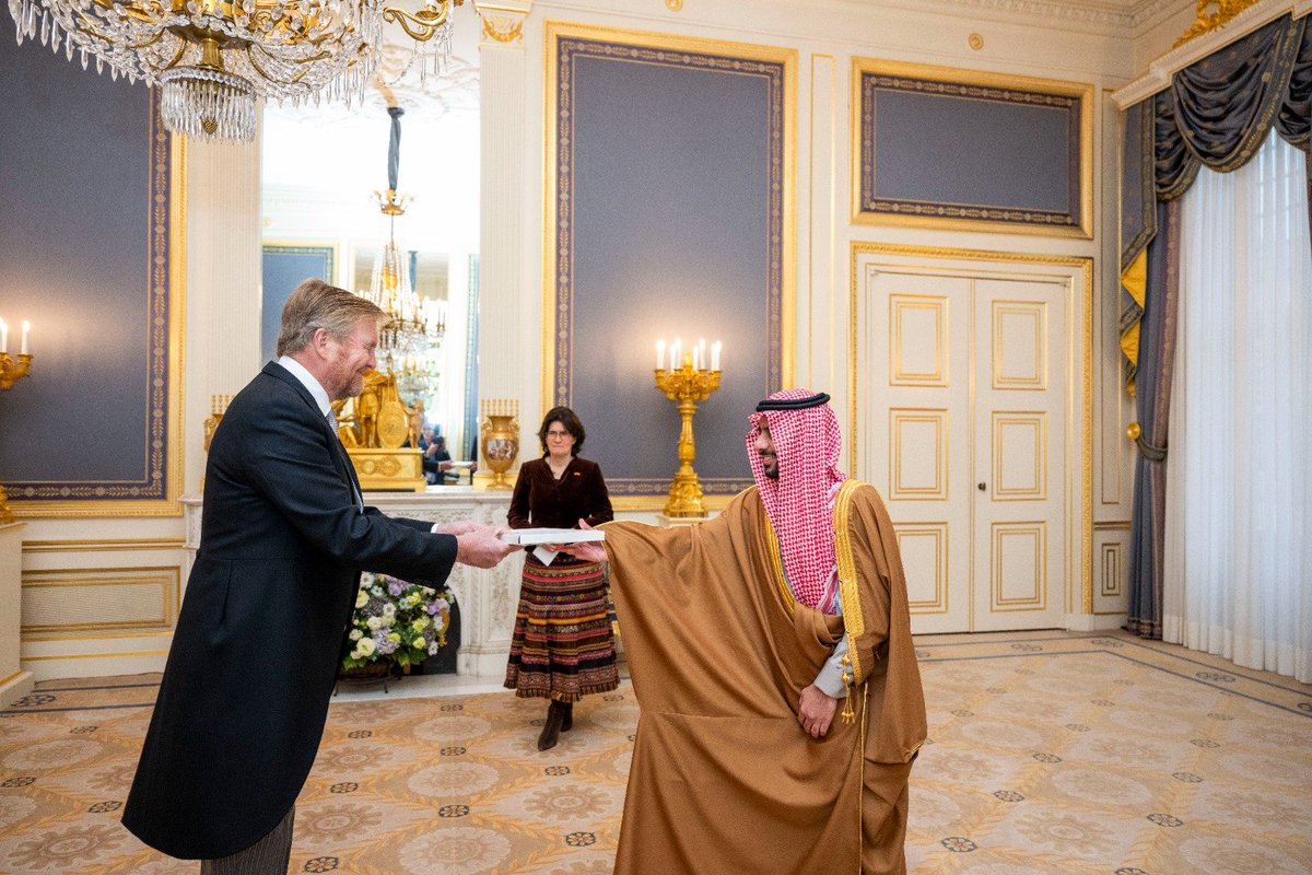 AlRiyadh's tweet photo. سفير #المملكة لدى #هولندا يقدم أوراق اعتماده للملك فيليم ألكسندر

https://t.co/FRmHXQsLUu
#جريدة_الرياض https://t.co/B1KvKnuKps
