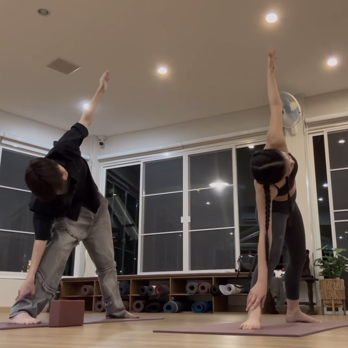 httpsppnaravit's tweet image. Phuwin yoga pake jeans??