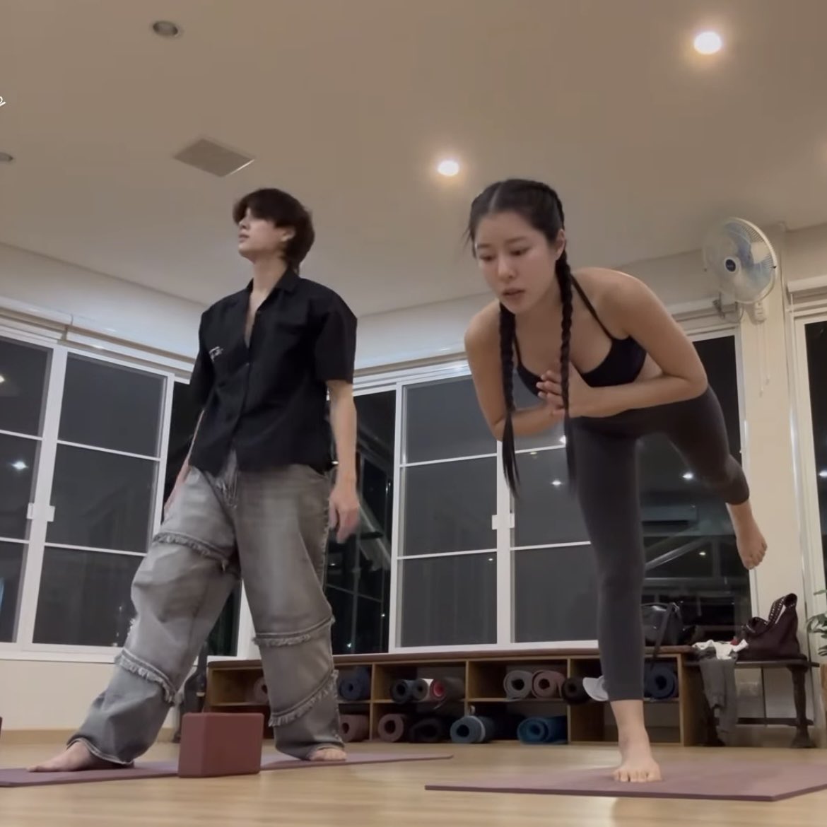 httpsppnaravit's tweet image. Phuwin yoga pake jeans??