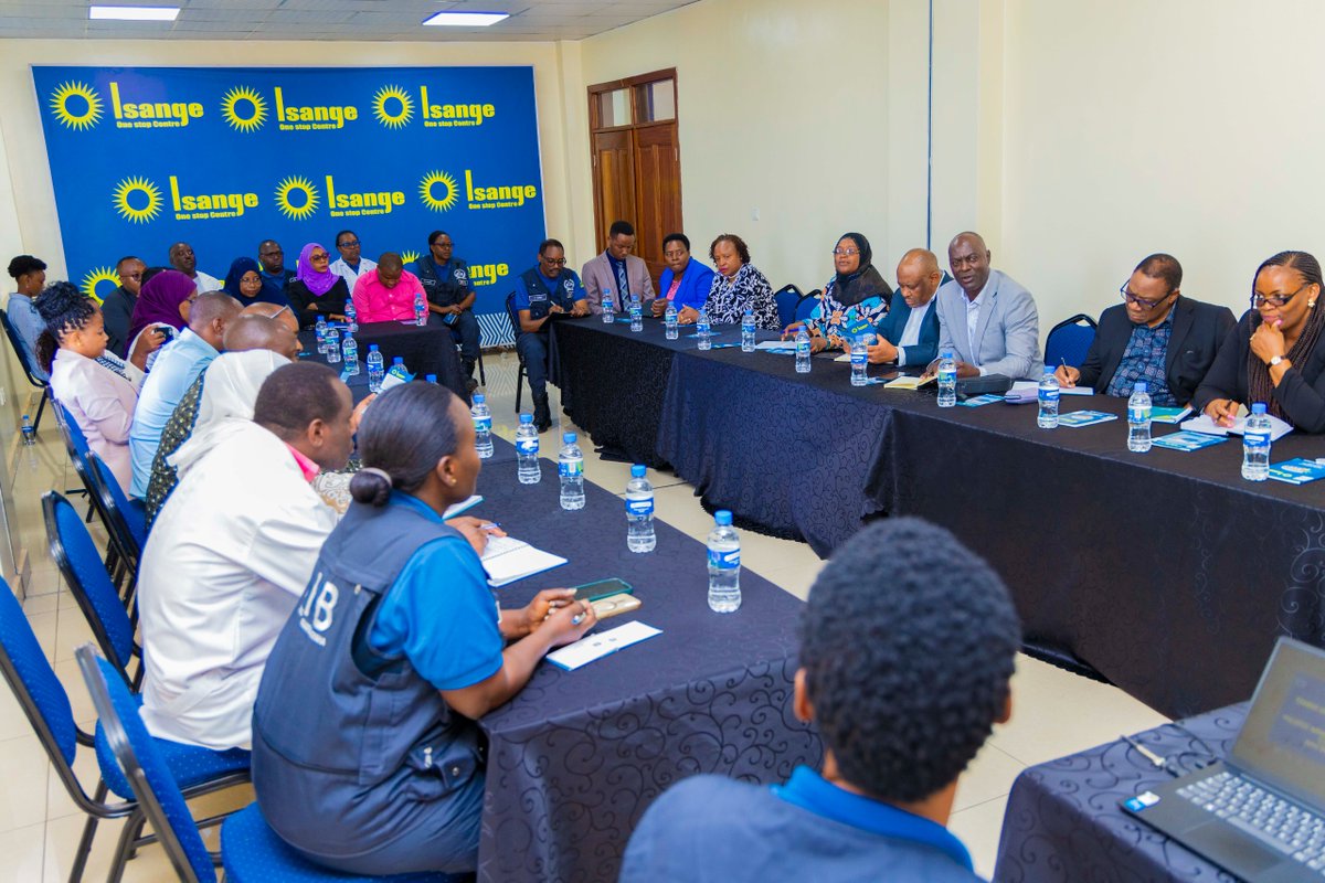 RIB_Rw's tweet image. Uyu munsi, Umuhuzabikorwa wa Isange One Stop Centre, Murebwayire Shafiga yakiriye Umunyamabanga Uhoraho muri Minisiteri ishinzwe Iterambere, Uburinganire, Abagore n’Amatsinda yihariye muri Repubulika y’Ubumwe bwa Tanzaniya,wari kumwe n'itsinda ryihariye bazanye mu rugendo shuri…