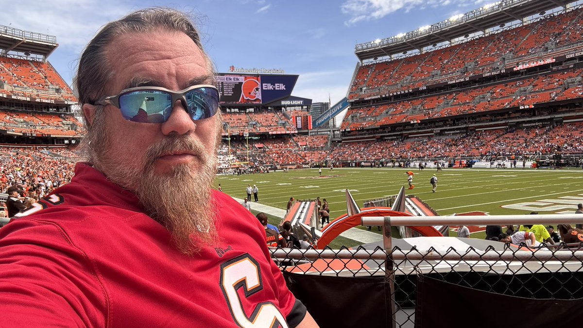 TheeCleveland's tweet photo. This ⬇️⬇️⬇️⬇️ 💯 They did @bakermayfield dirty and i wore Baker Tampa Jerseys to home game that Watson started #RideWith6 #FanForLife https://t.co/XWUpsUW4U7