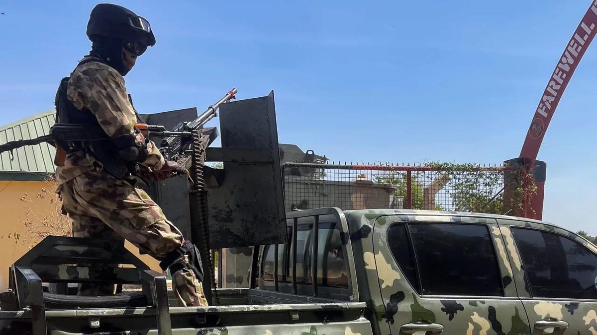 SentinelDigest's tweet image. Tragic news from Borno as a military convoy is attacked by a suicide bomber, resulting in the loss of brave soldiers. 🕊️ Let's raise awareness on the ongoing fight against insurgency in Nigeria. #BokoHaram #Borno #MilitaryCourage

Read more: zurl.co/fYL8z