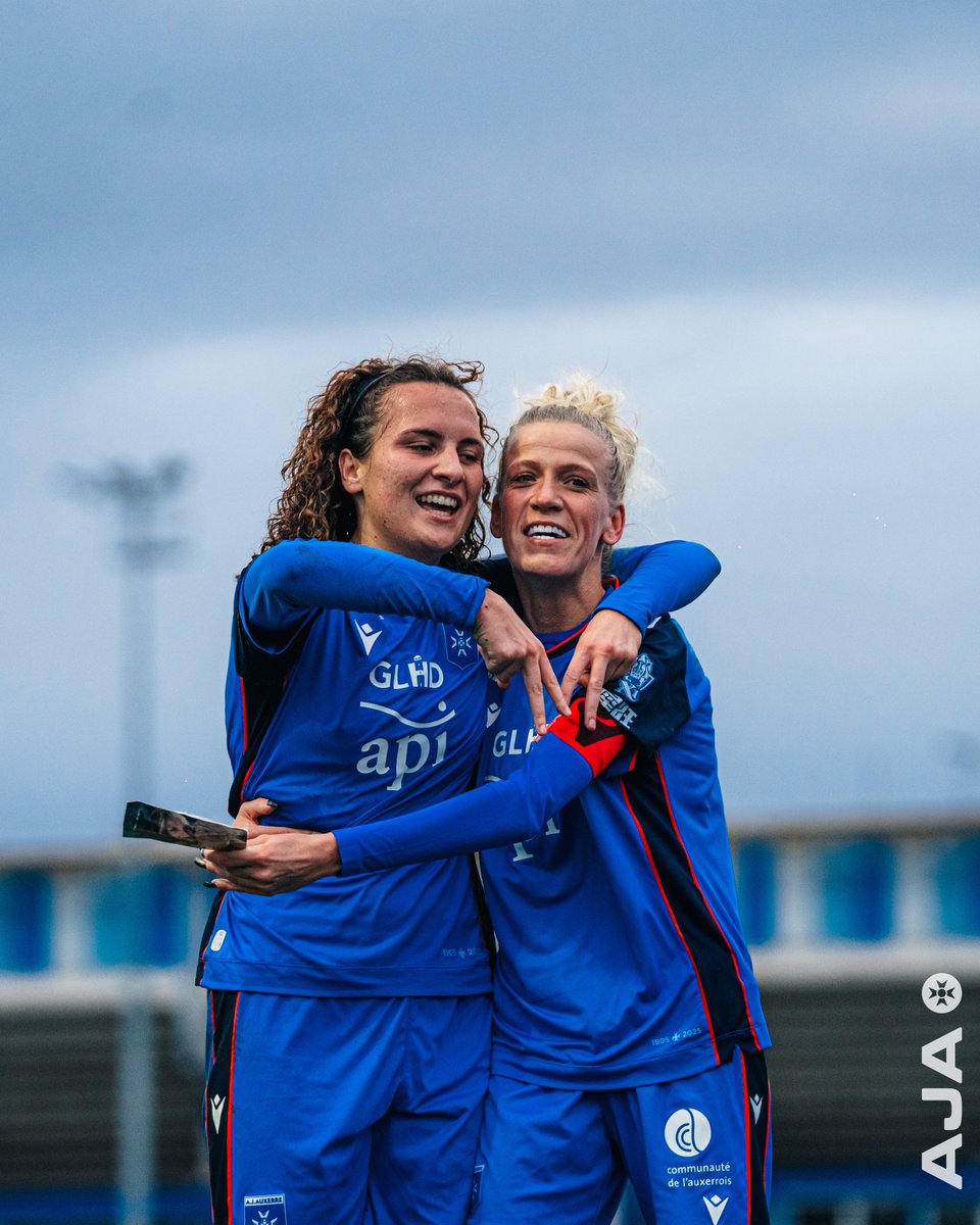 🫂 C'est aujourd'hui la journée internationale du câlin ? 🤔 

Pour nos joueuses, c'était aussi dimanche après le coup de sifflet final du match contre Metz ! 🤩

#TeamAJA