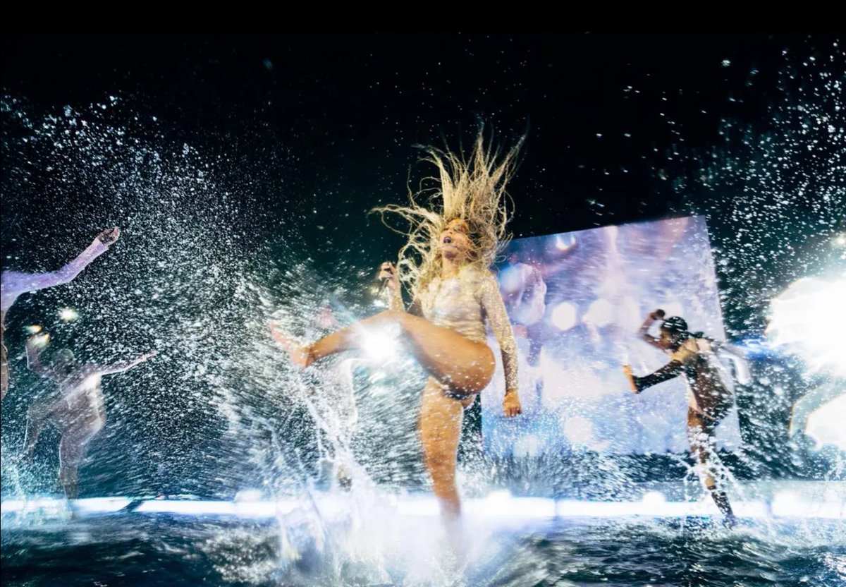 chelseasandrax's tweet image. SINGER BEYONCÉ              PERFORMER BEYONCÉ
