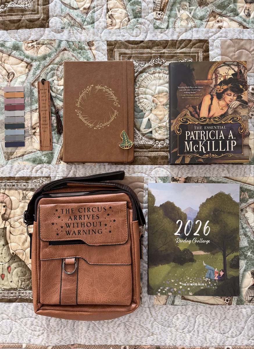 VGDesigns's tweet image. Just a few things to begin the adventure of 2026 with! 📖👜

Which matches the Stantoro Steampunk quilt wonderfully. This quilt is available to travel to you, in our Etsy shop at victoriagdesigns.etsy.com or victoriagleasuredesigns.com

 #victoriagleasuredesigns