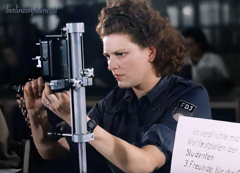 La nueva vida de las mujeres en la RDA (Unsere Frauen im neuen Leben, en alemán), de 1951, es un documental de poco más de 16 minutos realizado por la DEFA (la productora de cine y video de la RDA) que he subido a Youtube y al que he remasterizado (HD) y coloreado (el original es