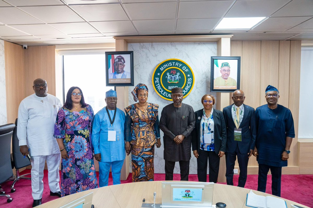 Ekperikpe001's tweet photo. Today, I met with top officials of KPMG and Carbon Global Partners on the Nigeria Green Fund and Sovereign Carbon Credit Programme at the Conference Room Ministry of Petroleum Resources, NNPC Towers, Abuja. https://t.co/2kgnAyOkAr